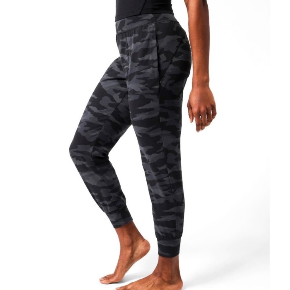 Athleta Salutation Black Camo Jogger Pants M